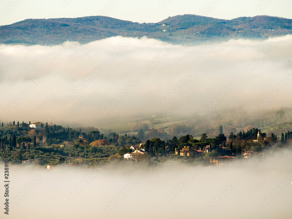 Italia, Firenze, la città con la nebbia.