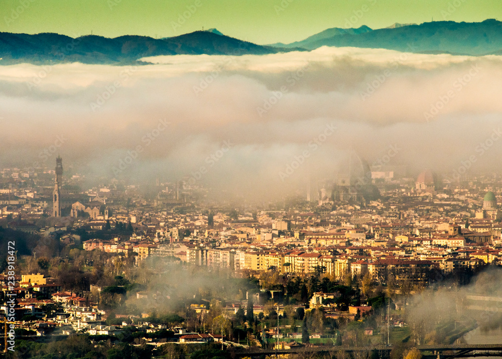 Naklejka premium Italia, Firenze, la città con la nebbia.