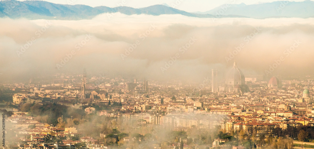 Italia, Firenze, la città con la nebbia.