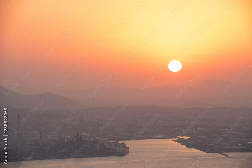 Fototapeta premium 関門海峡と地方都市の夕暮れ
