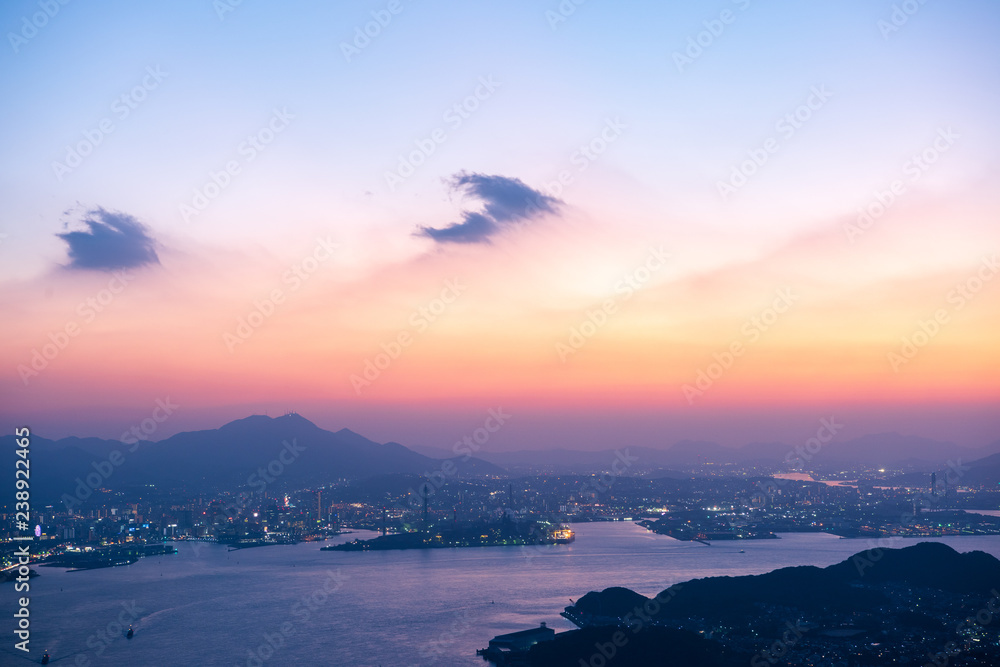 関門海峡と地方都市の夕暮れ