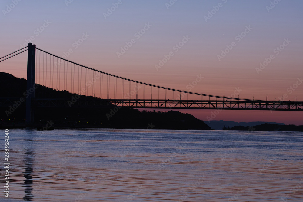 Obraz premium 早朝の瀬戸大橋