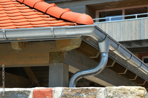 Dachrinne mit Wasserfangkasten und Regenfallrohr aus Zinkblech photo