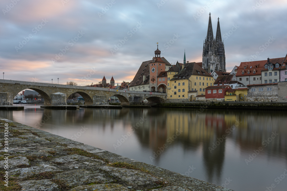 Spiegelung von Regensburg in der Donau