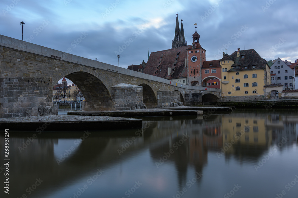 Fototapeta premium Spiegelung der steinernen Brücke und Regensburg in der Donau