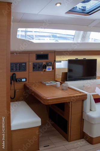 Intérieur de voilier de luxe, table à carte Jeanneau 51  photo