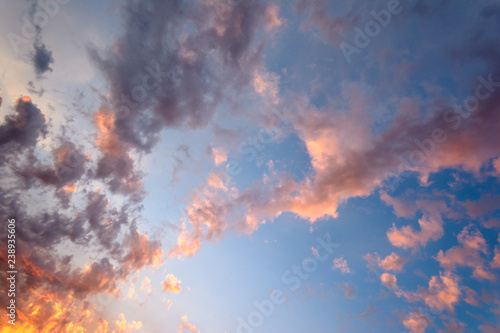 Damatische Wolkenfetzen im Abendlicht