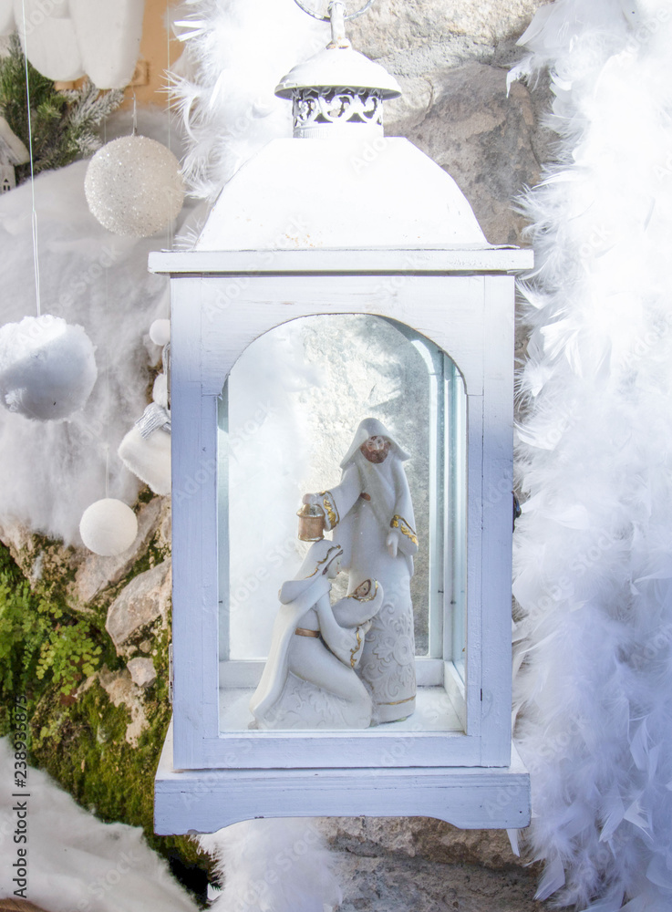 Décor de crèche de noël dans une lanterne blanche suspendue