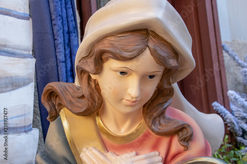 Foto Santon de Provence géant, la Vierge Marie dans la crèche de Noël en santon de no