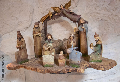Foto Crèche de noël sculptée dans du bois d'olivier avec des santons de Provence, fic