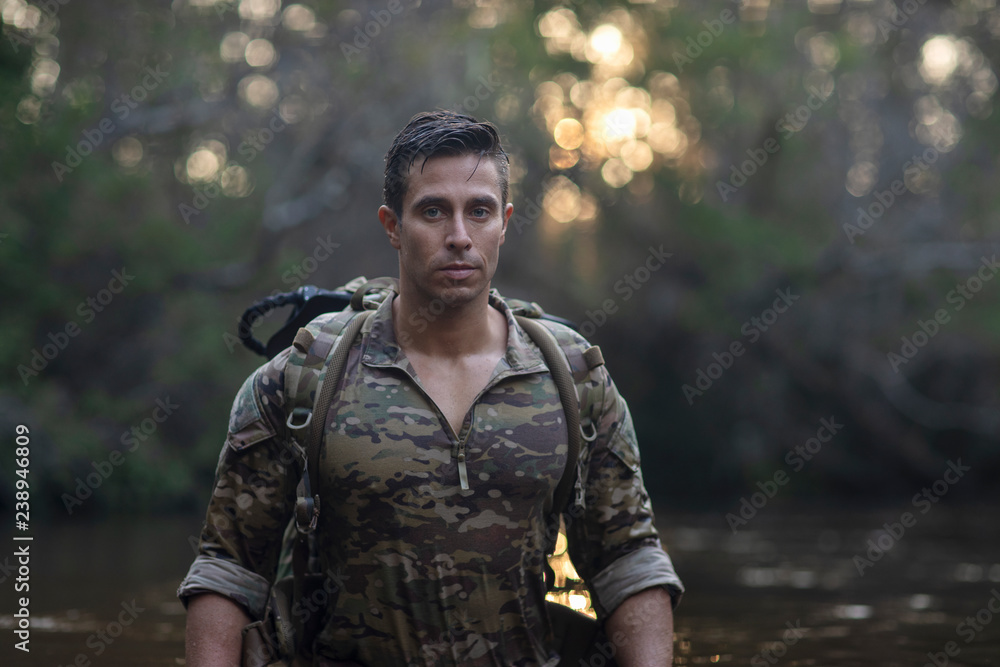 Obraz premium Portrait of a soldier in a river