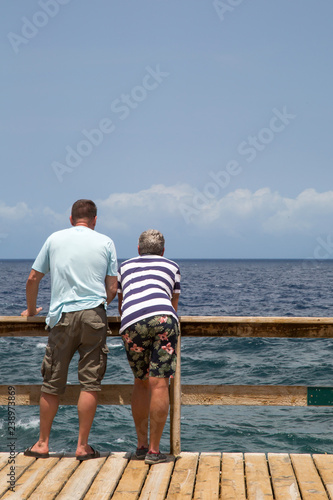 Zwei Männer schauen aufs Meer