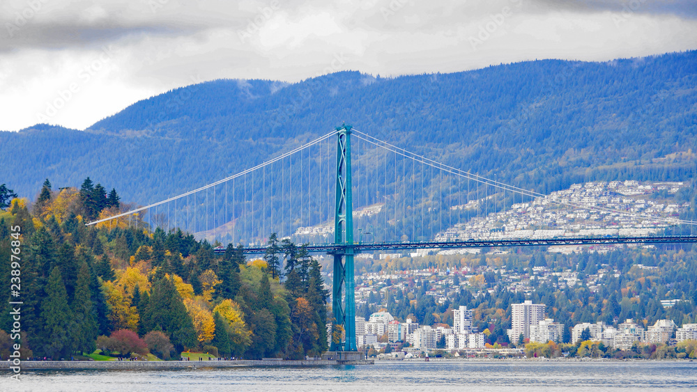 Naklejka premium Lions' Gate bridge from Stanley Park. - Fall