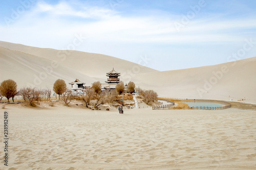 Quadro su tela Mingsha shan sand mountain and Crescent moon lake in Dunhuang, Gansu, China