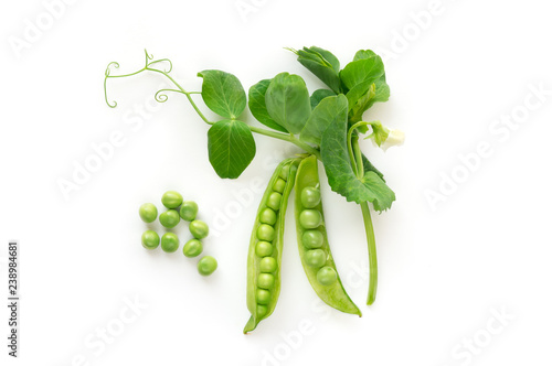 Tela Isolated sweet green peas. Top view. White background. - Image