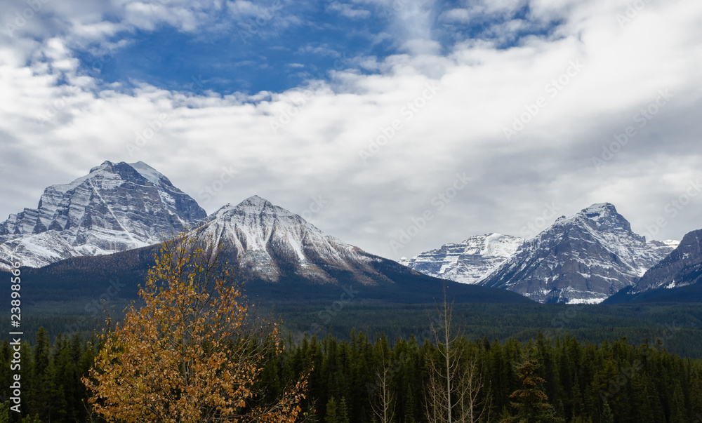 Obraz premium Mount Temple in winter, Alberta, Canada