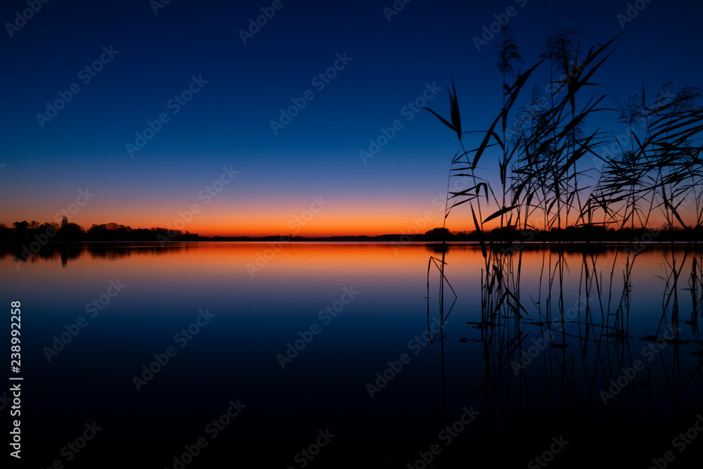Obraz premium Winterlicher Sonnenuntergang in Preetz am Postsee, Schleswig Holstein