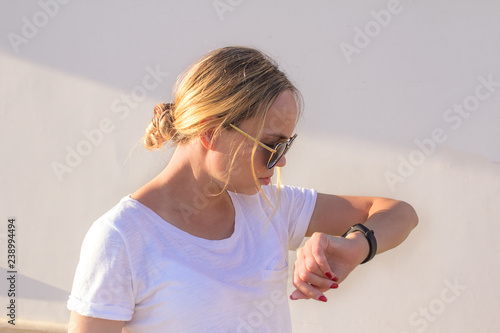 The girls wore a bracelet. Looks at the pedometer bracelet. Gadget.