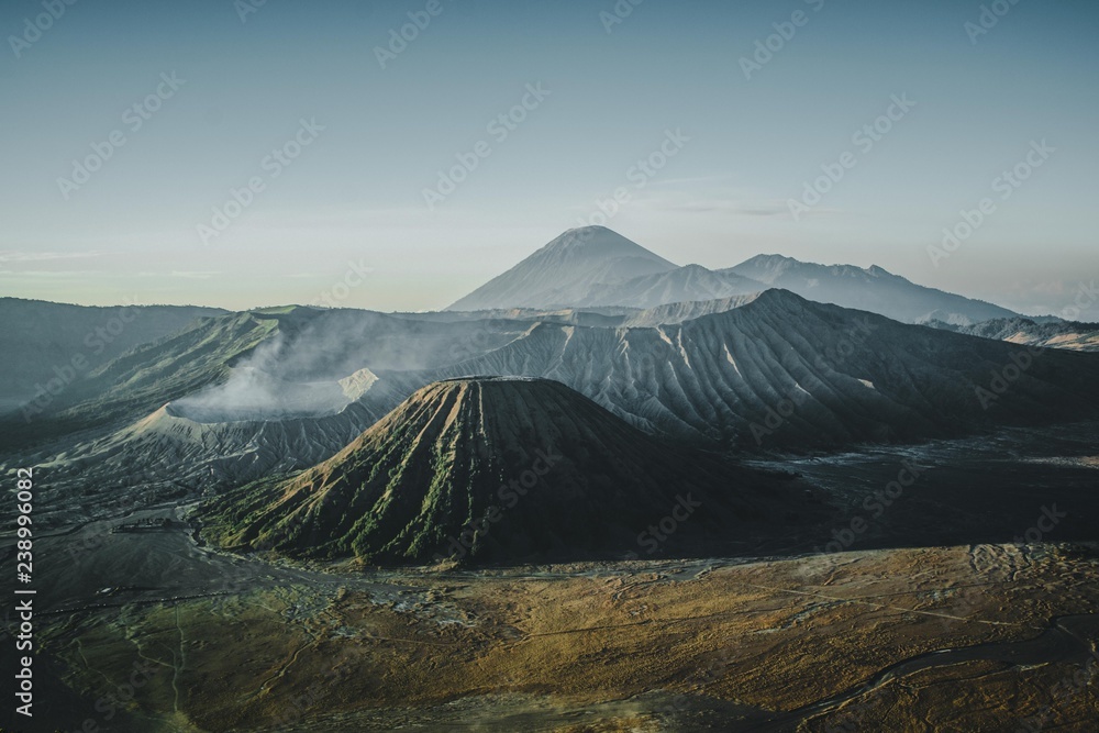 Sonnenaufgang mit Blick auf den Vulkan Bromo