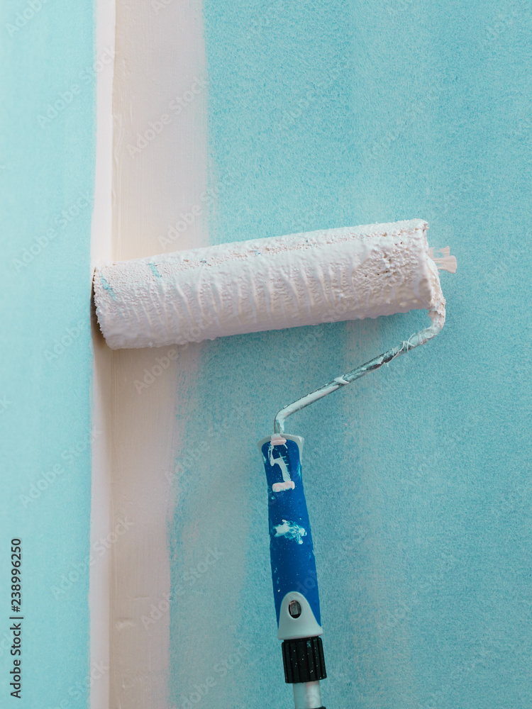 Obraz premium Person applying paint on wall