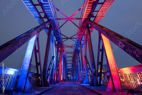 Beleuchtete Eisenbahnbrücke