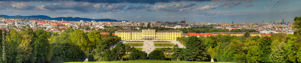Fototapeta premium Widok Wiednia z pałacem Schönbrunn na pierwszym planie