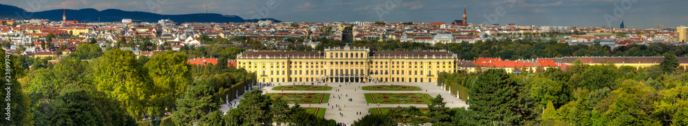 Übersicht über  Wien mit Schloss Schönbrunn im Vordergrund