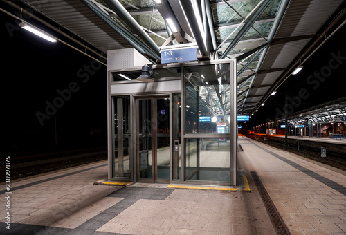 Bahnhof bei Nacht / Langzeitbelichtung photo