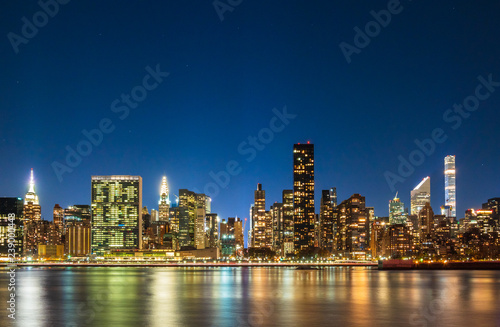 ニューヨーク　イーストリバーとマンハッタンの摩天楼