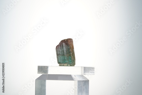 Turmalin, Bi-Color, Grün mit rotem Kopf, Natürliche Endung, Paraiba, Brasilien, Edelstein, Mineral, Schmuckstein photo