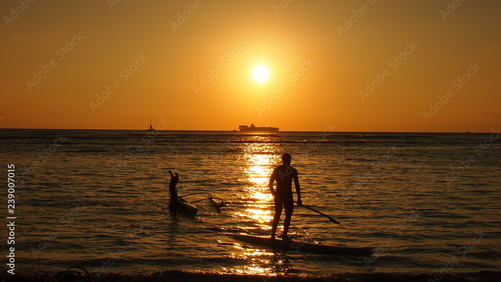 ハワイワイキキビーチの夕陽とカップル
