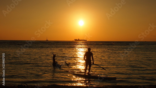ハワイワイキキビーチの夕陽とカップル