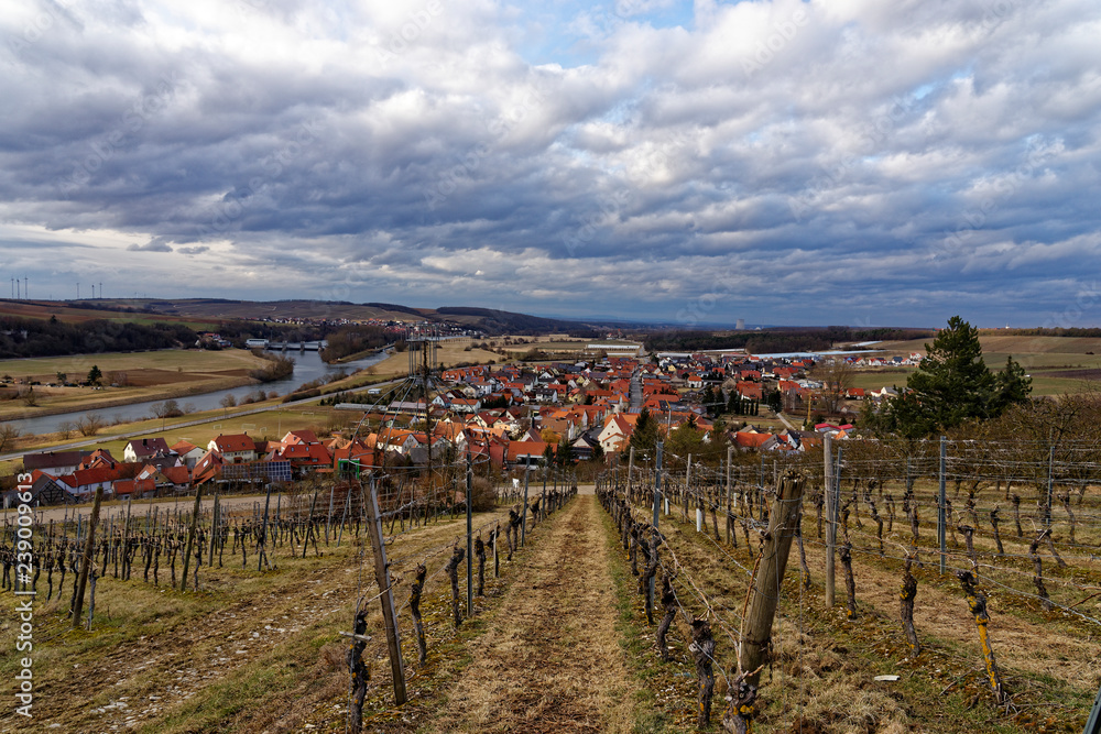 Fototapeta premium Landschaft und Weinberge bei Stammheim, Landkreis Schweinfurt, Unterfranken, Franken, Bayern, Deutschland