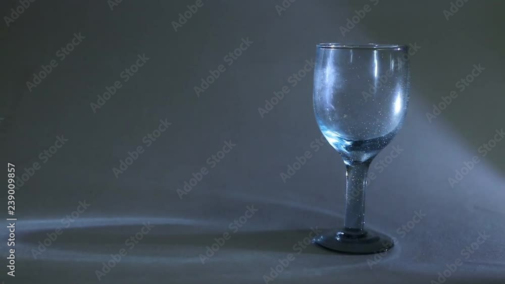 Weißwein wird in ein Glas gefüllt - Zeitlupe