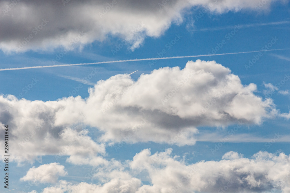 Kondensstreifen teilt bewölkten Himmel Kondensstreifen teilt bewölkten Himmel