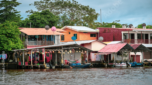 Maisons colorées Tortuguero photo