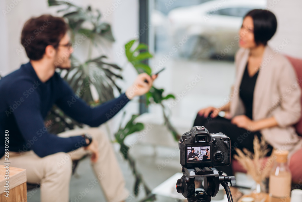 © alfa27 - the modern camera recording the conversation with a famous artist, actress. blurred background © alfa27 - the modern camera recording the conversation with a famous artist, actress. blurred background
