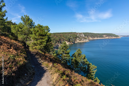 Sentier côtier vers la pointe de Saint-Hernot sur la Presqu'île de Crozon (Finistère, France)