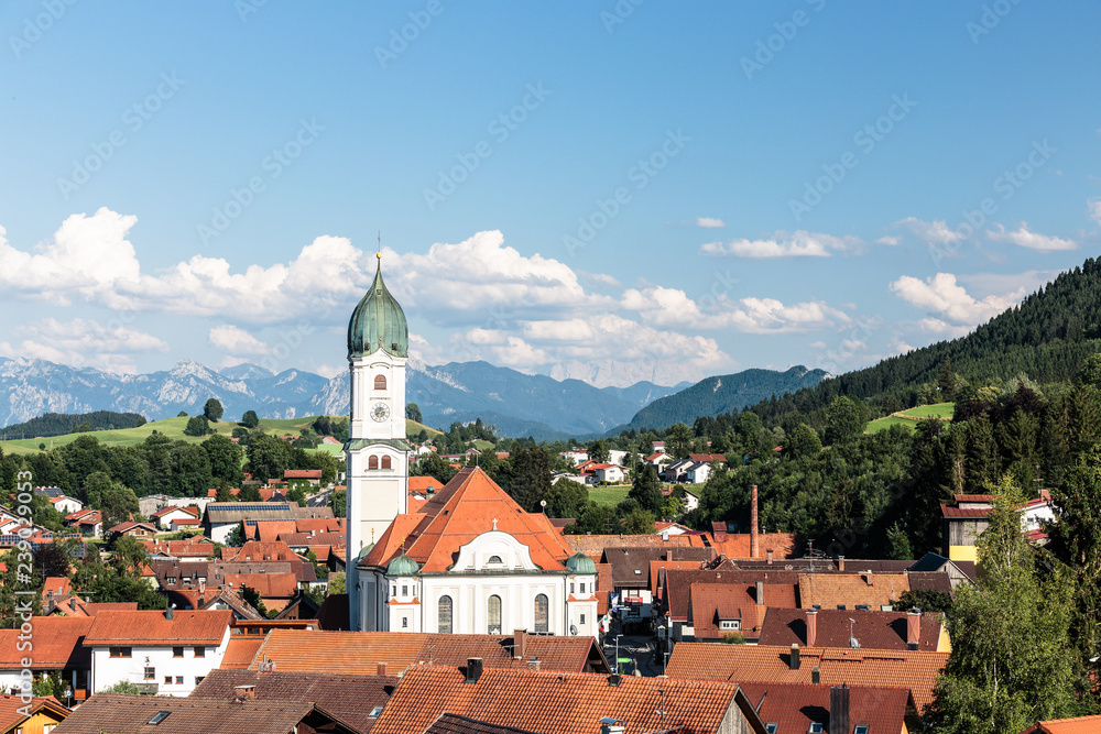 Kirche in Nesselwang, im Hintergrund die Allgäuer Alpen, Bayern, Deutschland.