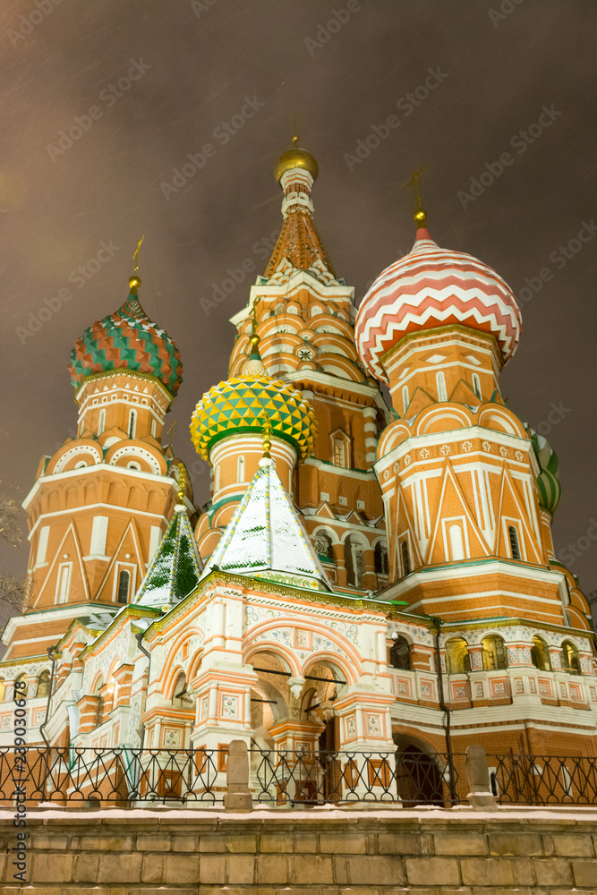 Obraz premium Domes of St. Basil's Cathedral at night