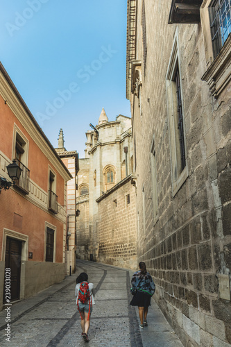 Friendly tourists walking through the medieval European town during the holidays. Two friends traveling and backpackers discovering the picturesque tourist district © Daniel Rodriguez