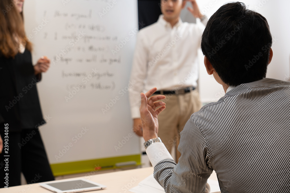 Fototapeta premium 語学学校に通う男性と女性