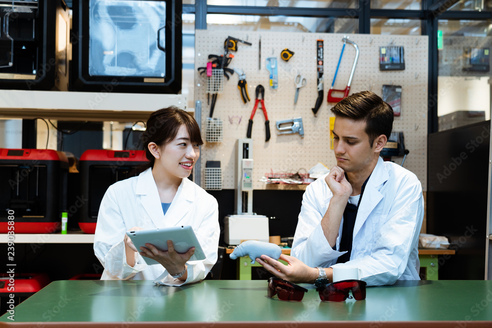 Obraz premium 研究室で作業をする研究者