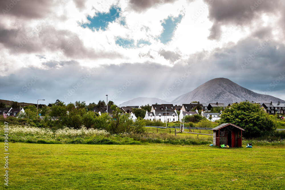 Obraz premium isle of skye landscape scenery in scottland great britain, typical skye weather on a moody summer day with some rain in the morning