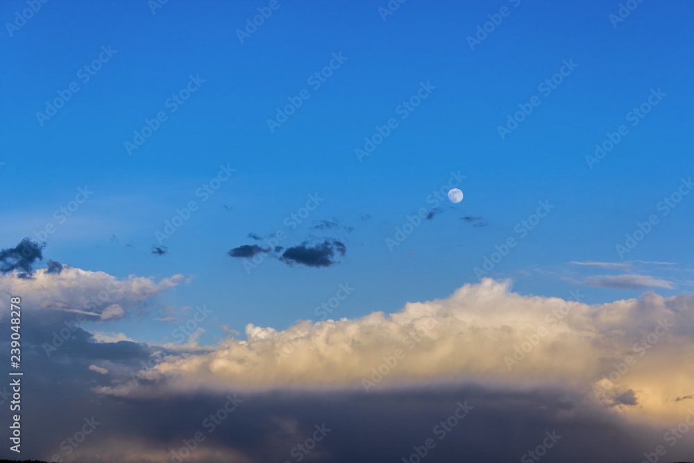 Obraz premium clouds on blue sky background with moon