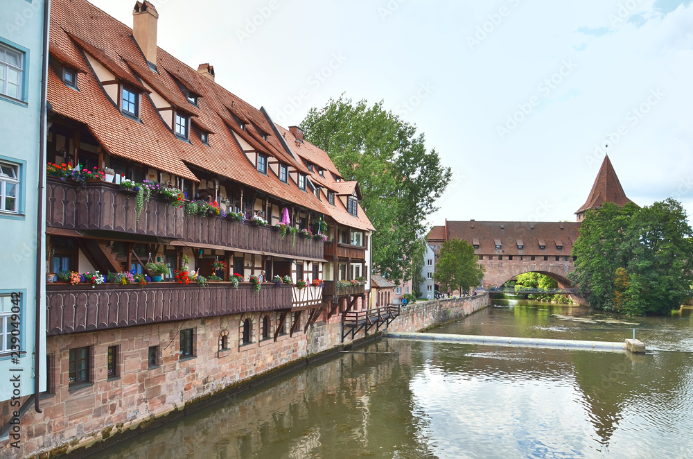 Fototapeta premium Historisches Stadthaus mit Kettensteg an der Pegnitz in Nürnberg