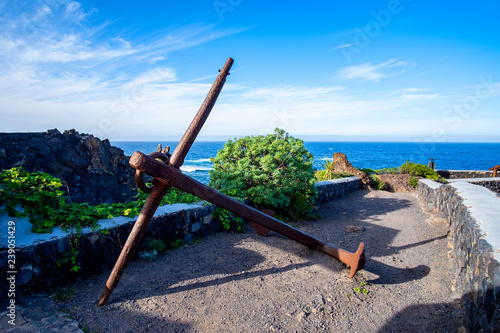 how does such a big anchor get onto a 30 meter high cliff? photo