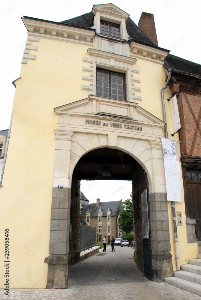 Ville de Laval, porche d'entrée du musée du vieux château, département de la Mayenne, France