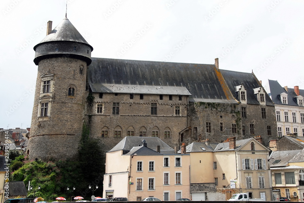 Ville de Laval, Le vieux château surplombe la ville, département de la Mayenne, France