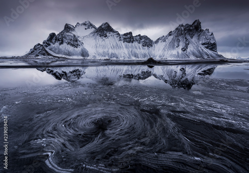 El hielo lo rodeaba todo en Stokksnes, la montaña mágica del este de islandia